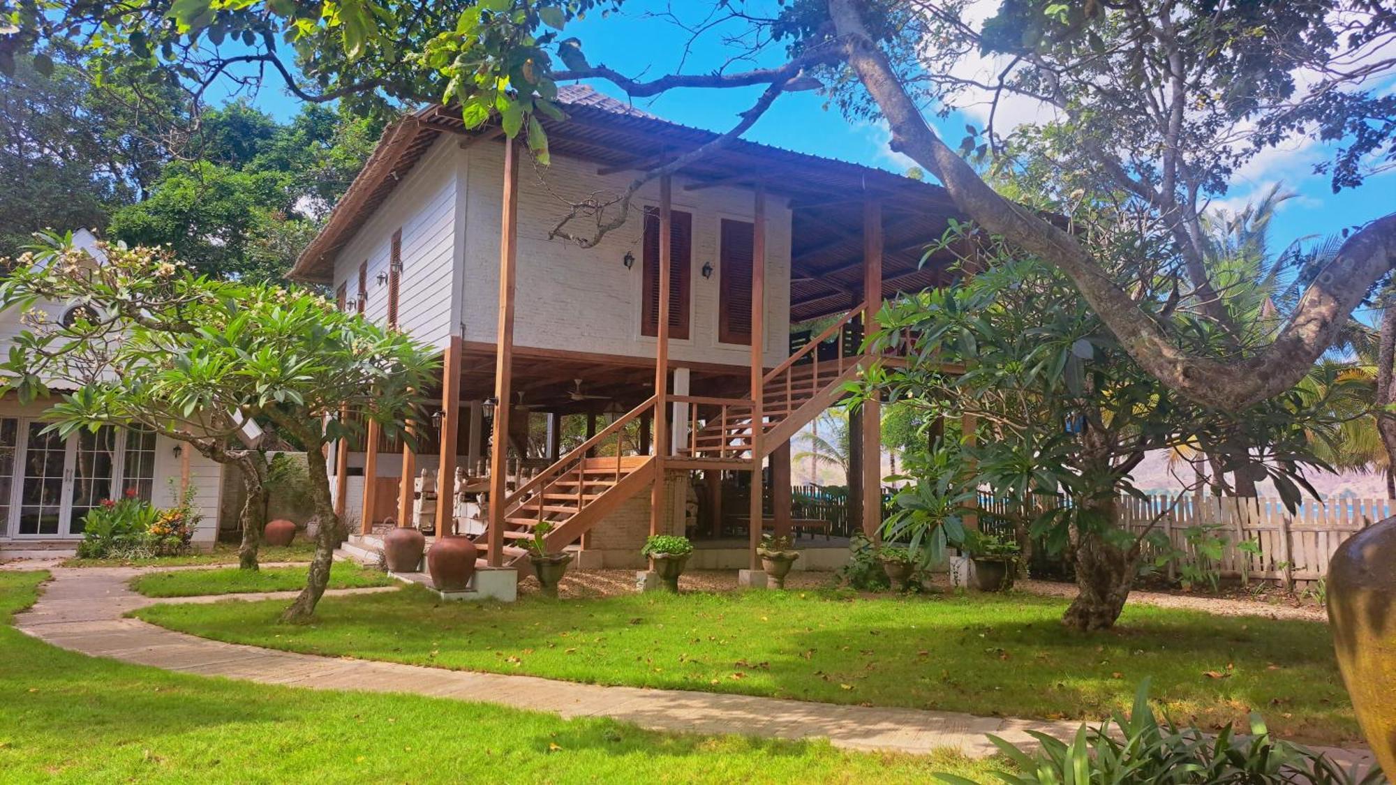 Pasir Putih Resort & Resto Maluk Exterior foto